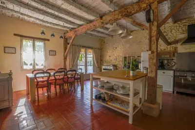 Cuisine ou kitchenette dans l'établissement Maison Les Chandelles