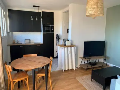 Cuisine ou kitchenette dans l'établissement Le Chinchauvaud - Spacieux T2 - Coup de foudre garanti en face de la gare des Bénédictins