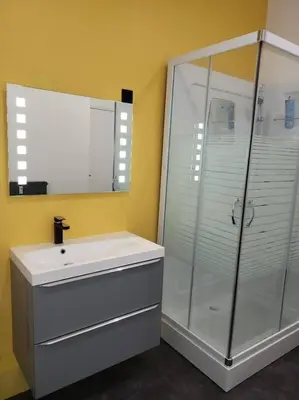 Salle de bains dans l'établissement Grand studio refait à neuf centre-ville