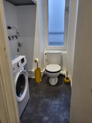 Salle de bains dans l'établissement Grand studio refait à neuf centre-ville
