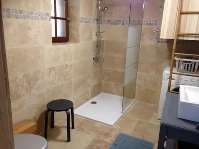 Salle de bains dans l'établissement Au coeur du Périgord noir, gîte 6 pers, vue panoramique, proche Sarlat