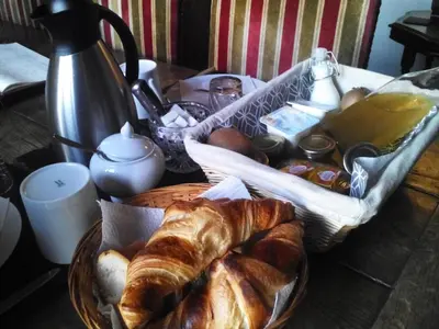 Options de petit-déjeuner proposées aux clients de l'établissement Chambres d'Hôtes L'Hirondelle du Lac