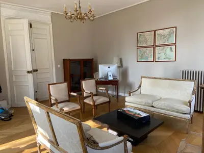 Coin salon dans l'établissement Beau château dans le Cantal au coeur du Pays Vert