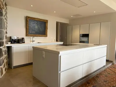 Cuisine ou kitchenette dans l'établissement Beau château dans le Cantal au coeur du Pays Vert