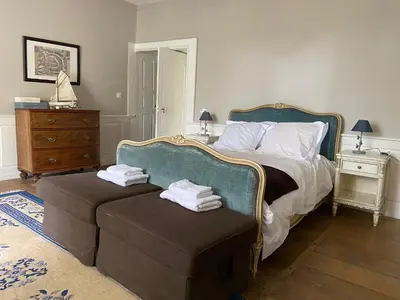 Un ou plusieurs lits dans un hébergement de l'établissement Beau château dans le Cantal au coeur du Pays Vert