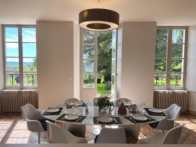 Coin salon dans l'établissement Beau château dans le Cantal au coeur du Pays Vert