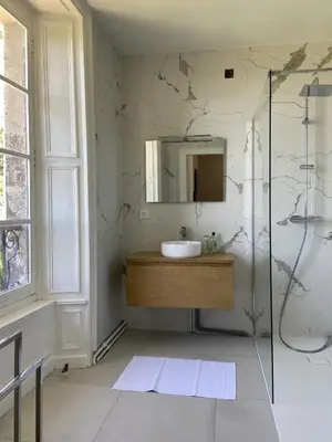 Salle de bains dans l'établissement Beau château dans le Cantal au coeur du Pays Vert