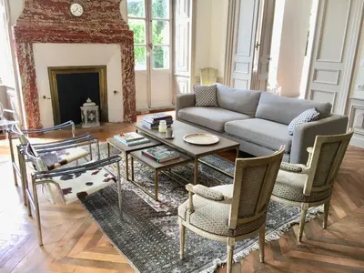 Coin salon dans l'établissement Beau château dans le Cantal au coeur du Pays Vert