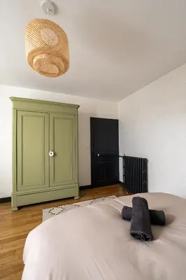 Un ou plusieurs lits dans un hébergement de l'établissement La maison Janisse - gîte en centre-ville avec jardin