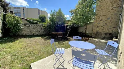 Jardin de l'établissement La maison Janisse - gîte en centre-ville avec jardin