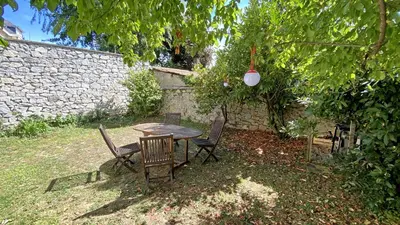 Jardin de l'établissement La maison Janisse - gîte en centre-ville avec jardin