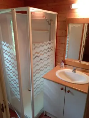 Salle de bains dans l'établissement Chalet les Hameaux du Perrier