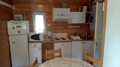 Cuisine ou kitchenette dans l'établissement Chalet les Hameaux du Perrier