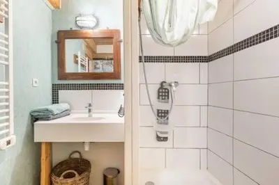 Salle de bains dans l'établissement Le bon chemin Ateliers