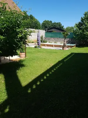 Jardin de l'établissement Maison de village avec piscine privative - gite-loubaribas