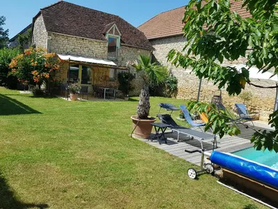 Jardin de l'établissement Maison de village avec piscine privative - gite-loubaribas