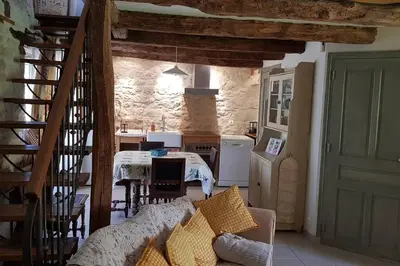 Coin salon dans l'établissement Maison de village avec piscine privative - gite-loubaribas