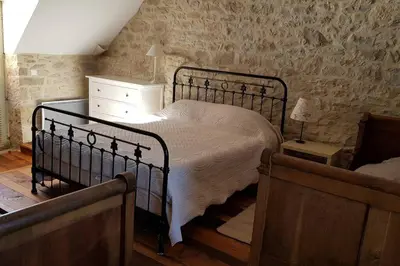 Un ou plusieurs lits dans un hébergement de l'établissement Maison de village avec piscine privative - gite-loubaribas