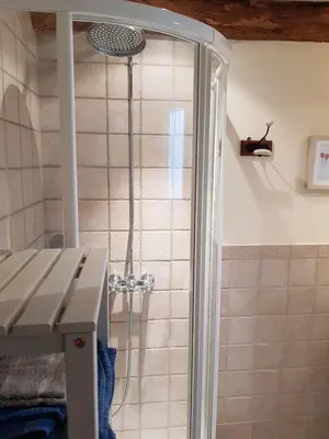 Salle de bains dans l'établissement Maison de village avec piscine privative - gite-loubaribas