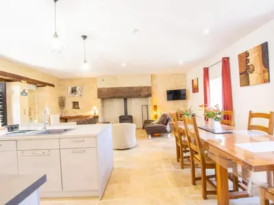 Cuisine ou kitchenette dans l'établissement Charmante Maison de Campagne à Tourtoirac, Animaux Admis - FR-1-616-333