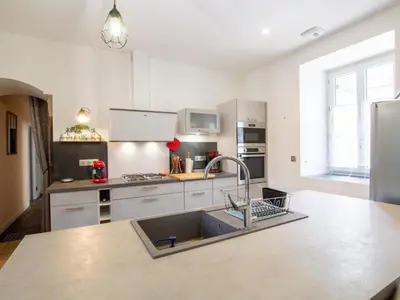 Cuisine ou kitchenette dans l'établissement Charmante Maison de Campagne à Tourtoirac, Animaux Admis - FR-1-616-333
