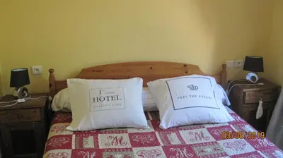 Un ou plusieurs lits dans un hébergement de l'établissement Hotel Le Commerce