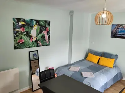 Un ou plusieurs lits dans un hébergement de l'établissement appartement refait à neuf pour 3 personnes avec wi-fi