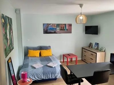 Télévision ou salle de divertissement dans l'établissement appartement refait à neuf pour 3 personnes avec wi-fi