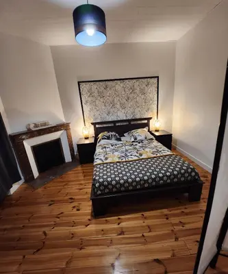 Un ou plusieurs lits dans un hébergement de l'établissement Chaleureux appartement refait à neuf