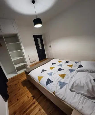 Un ou plusieurs lits dans un hébergement de l'établissement Chaleureux appartement refait à neuf