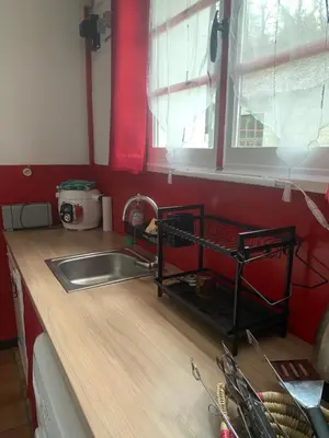 Cuisine ou kitchenette dans l'établissement Maison indépendante à proximité des lacs