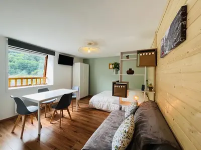 Un ou plusieurs lits dans un hébergement de l'établissement Charmant studio avec parking, vue montagne, proche centre Mont-Dore - FR-1-608-251