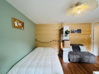 Un ou plusieurs lits dans un hébergement de l'établissement Charmant studio avec parking, vue montagne, proche centre Mont-Dore - FR-1-608-251