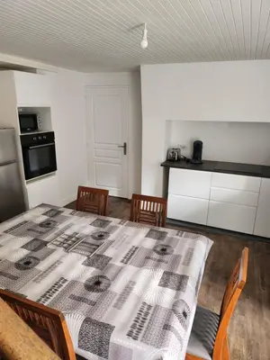 Cuisine ou kitchenette dans l'établissement la maison de Léna