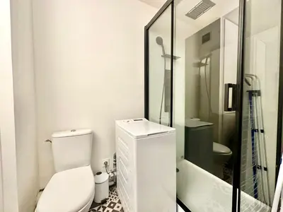 Salle de bains dans l'établissement Le Péri T2 entièrement rénové avec balcon