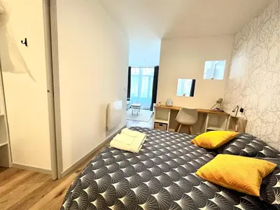 Un ou plusieurs lits dans un hébergement de l'établissement Bel appartement en plein centre ville