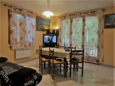 Télévision ou salle de divertissement dans l'établissement Gite les Pyracantas - lesgitesdeshautsdevialot en perigord