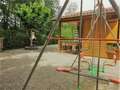 Aire de jeux pour enfants de l'établissement Gite les Pyracantas - lesgitesdeshautsdevialot en perigord