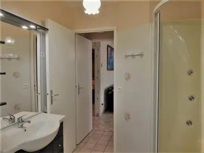 Salle de bains dans l'établissement Gite les Pins - lesgitesdeshautsdevialot en perigord