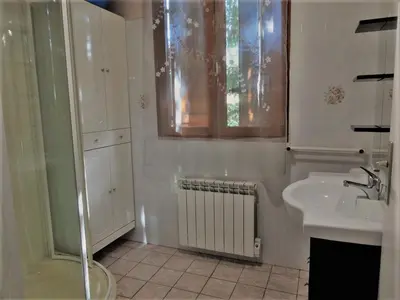 Salle de bains dans l'établissement Gite les Pins - lesgitesdeshautsdevialot en perigord