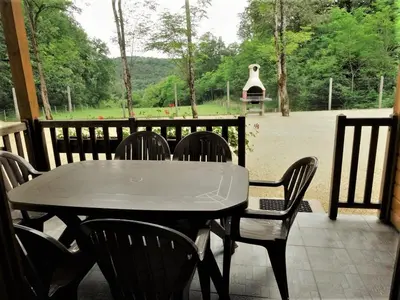 Balcon ou terrasse dans l'établissement Gite les Pins - lesgitesdeshautsdevialot en perigord