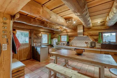 Cuisine ou kitchenette dans l'établissement Chalet au bord d'un étang privé, Massif du Sancy