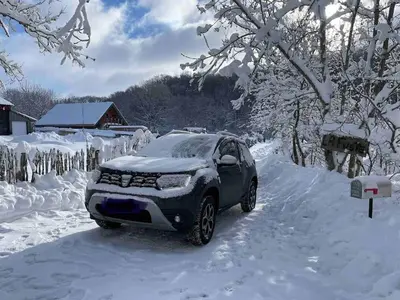 L'établissement Chalet au bord d'un étang privé, Massif du Sancy en hiver