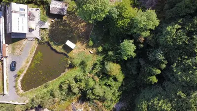 Vue panoramique sur l'établissement Chalet au bord d'un étang privé, Massif du Sancy