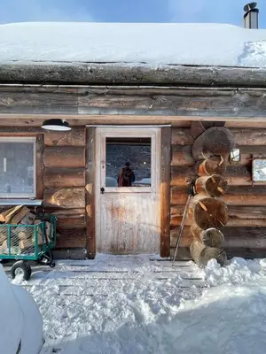 L'établissement Chalet au bord d'un étang privé, Massif du Sancy en hiver
