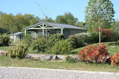 Jardin de l'établissement Cottages du Lac de Miel