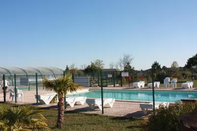 Piscine de l'établissement Cottages du Lac de Miel ou située à proximité