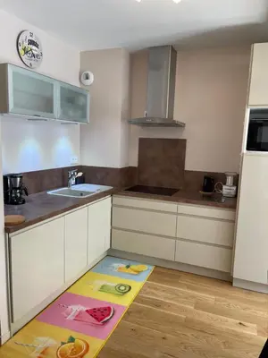 Cuisine ou kitchenette dans l'établissement Le B4 - Résidence La Montille - lumineux - parking couvert - wifi