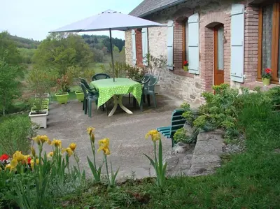 Jardin de l'établissement GITE DE CHOUVERT VERDIER Marie