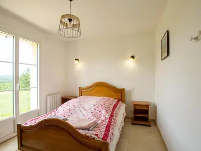 Un ou plusieurs lits dans un hébergement de l'établissement Maison récente avec terrasse et équipements pour enfants en Dordogne - FR-1-616-334